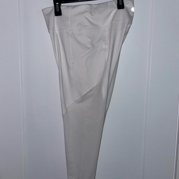 Athleta Mesh Contender capri in white, Size S - Picture 3 of 6